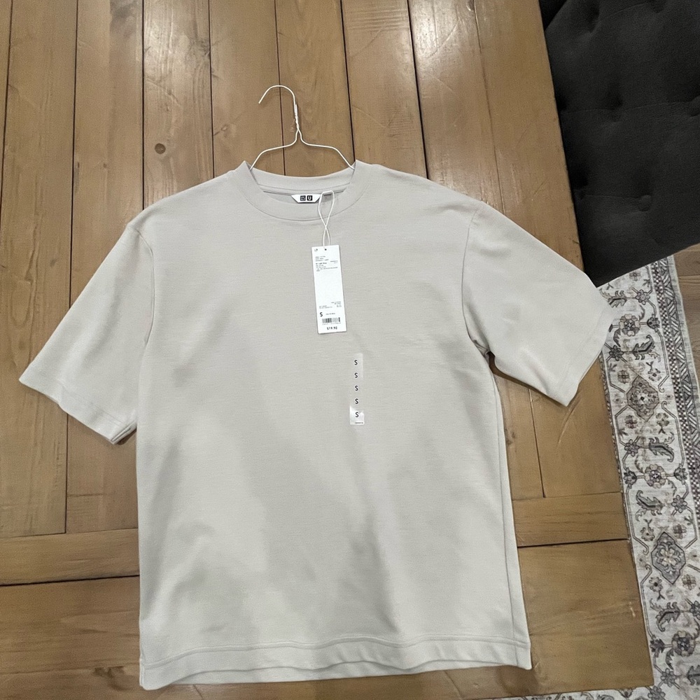 UNIQLO Men's Light Grey T-Shirt Size Small